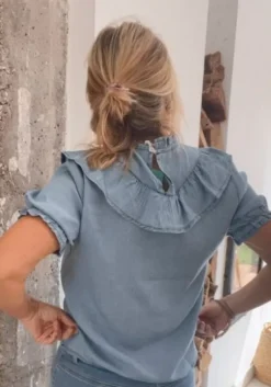 Blusa azul claro volante